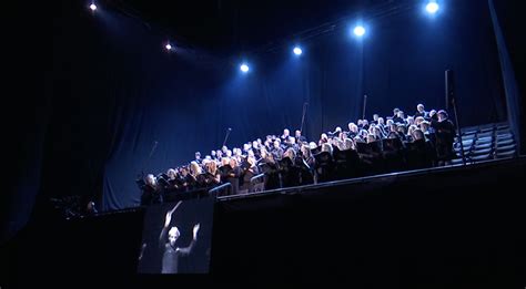 Jauni žmonės, naudojantys daug skirtingų ekranų vienu metu