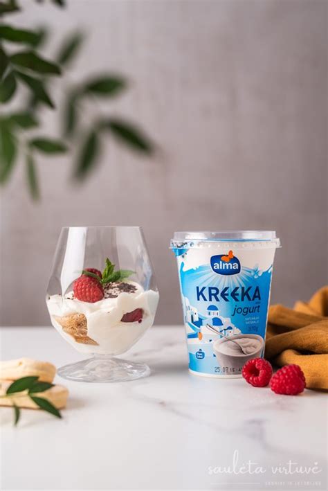 Indelis graikiško jogurto ir dubuo su miltais