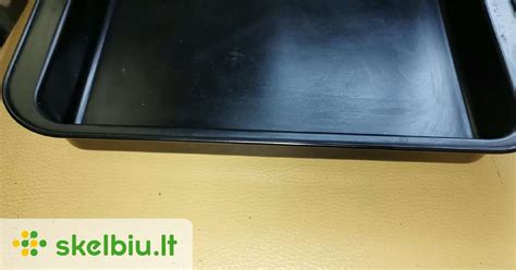 Įvairiai paruoštos picos ant kepimo skardos