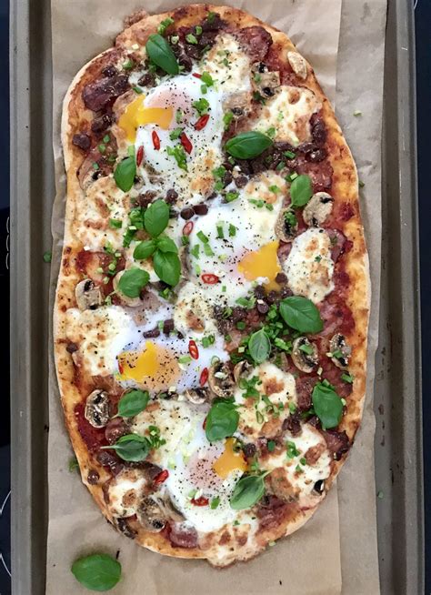 Pusrytinė pica su kiaušiniais, šonine ir grybais