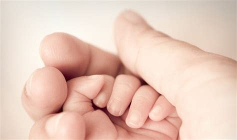 vaikas su tvarsčiu ant rankos