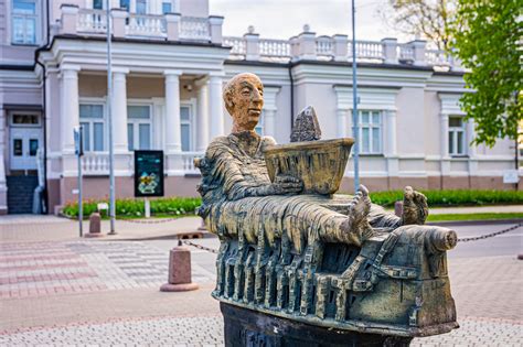 Skulptūros, vaizduojančios kasdienius objektus iš prabangių medžiagų