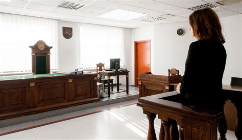 Teismo salės iliustracija