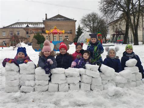 vaikai dainuoja žiemos fone