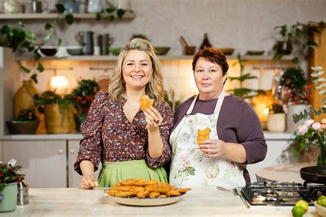 Žmonės kartu gamina maistą virtuvėje