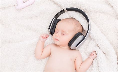 vaikas su ausų kamštukais