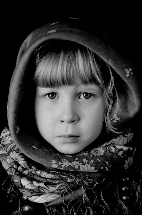 vaikas su išraiškinga veido išraiška