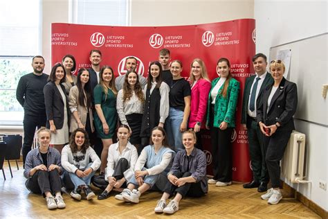 Studentai ir gydytojai dalyvaujantys mokslinėje konferencijoje