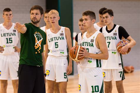 Jaunųjų krepšininkų komanda besivaržanti rungtynėse