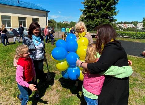 vaikai su balionais danguje
