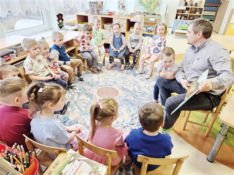 vaikai, klausantys muzikos per knygą