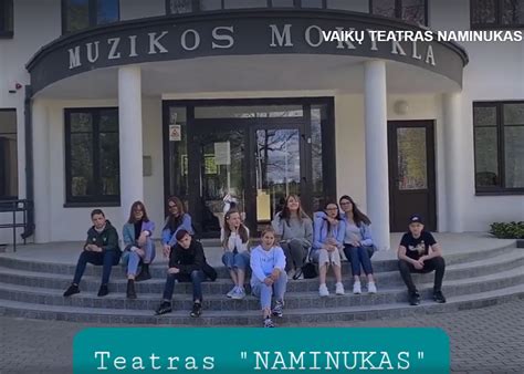 Aktoriai ruošiasi spektakliui vaikams