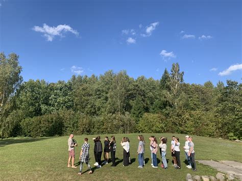 Jaunuoliai dirba socialiniame ūkyje