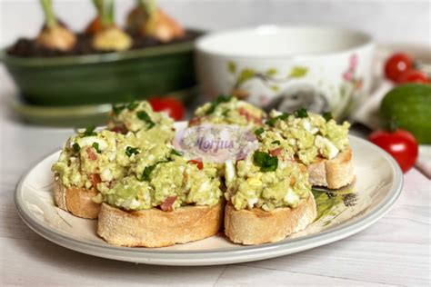 Avokado ir kiaušinių užtepėlė ant skrudintos duonos