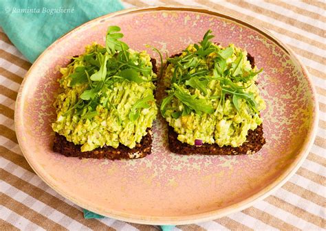 Sumuštinis su avokadu ir kiaušiniu