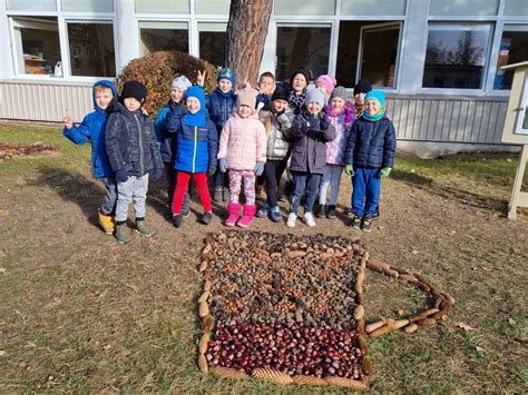 Vaikai bendrauja mokyklos kieme