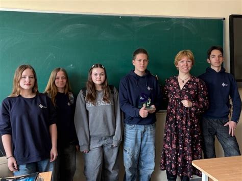 Mokytojai ir mokiniai bendradarbiauja klasėje