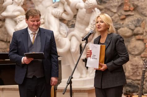 Veronika Juodagalvytė - M. Bičiūnienės konkursinės parodos laureatė