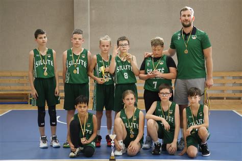 vaikų krepšinio komandos emblema su liūtu