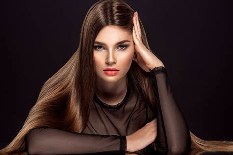 Simbolinė nuotrauka: moteris galvoja