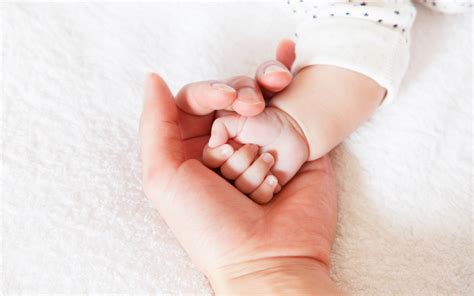 Neonatologas apžiūri naujagimį