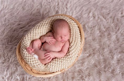 Naujagimis miega saugioje lovelėje