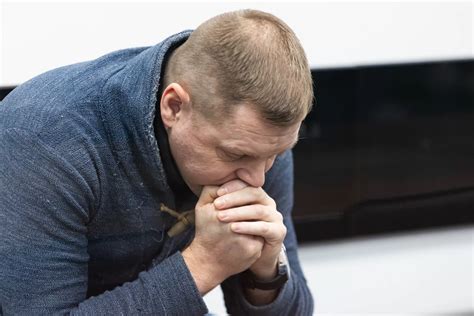 Dvi moterys gaminančios virtuvėje