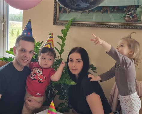 Nuotrauka, vaizduojanti šeimą, kurią sudaro du suaugusieji ir vaikas