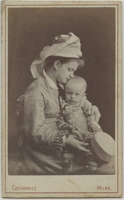 Motina su kūdikiu, skaitanti knygą