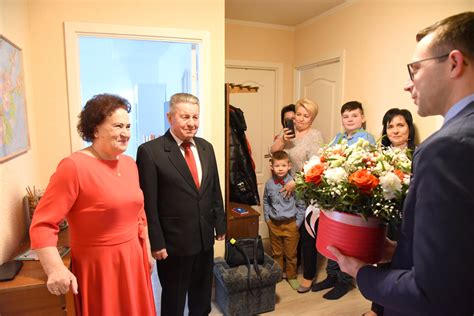 Šeima kartu laiko rankas