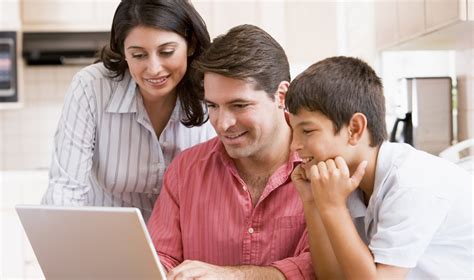 šeima prie kompiuterio