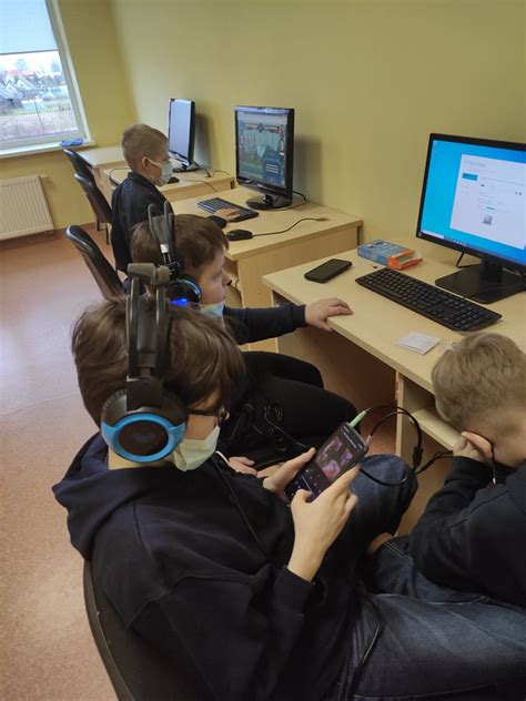 Vaikai dirba su kompiuteriais stovykloje