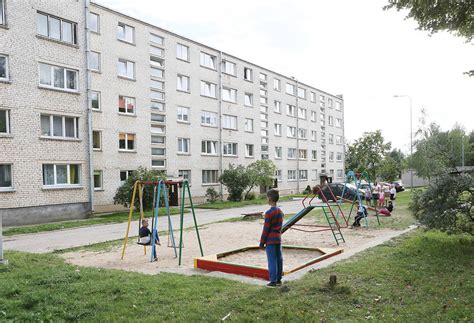 Žaidimų aikštelėje žaidžiantys vaikai