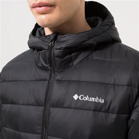 vaikas su Columbia striuke žaidžiantis sniege