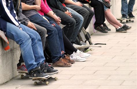 paaugliai bendrauja lauke