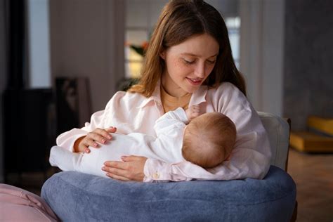 Moteris, maitinanti kūdikį krūtimi