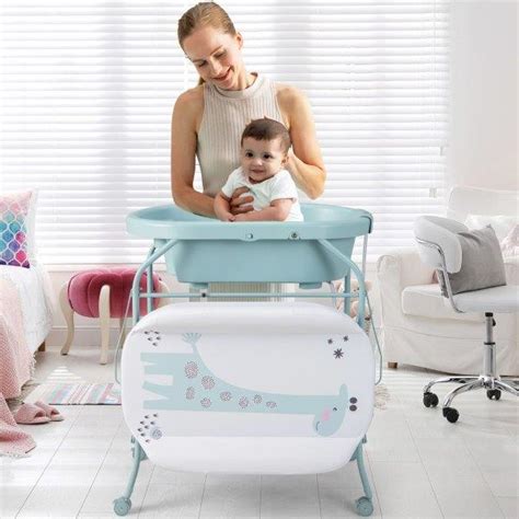 kūdikio baseino aplinka su vystymo stalu