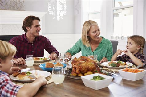 šeima valgo vakarienę