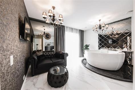 Moderni gimdykla su hidromasažine vonia