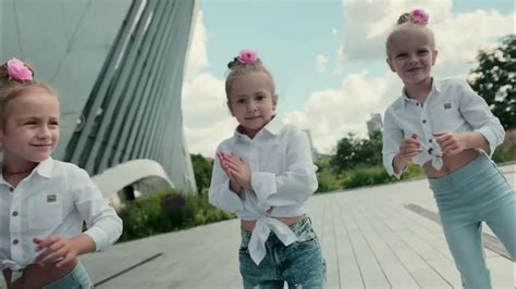 vaikų grupė dėvinti skirtingų spalvų Adidas sportinius kostiumus