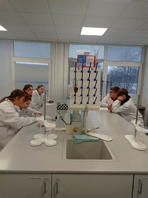 Mokiniai chemijos laboratorijoje