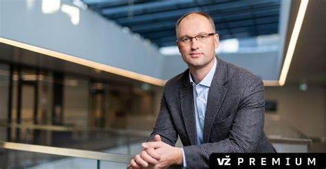 Žmonės galvojantys apie verslo pavadinimą