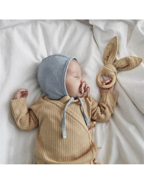 Naujagimio galvytė su kepuryte