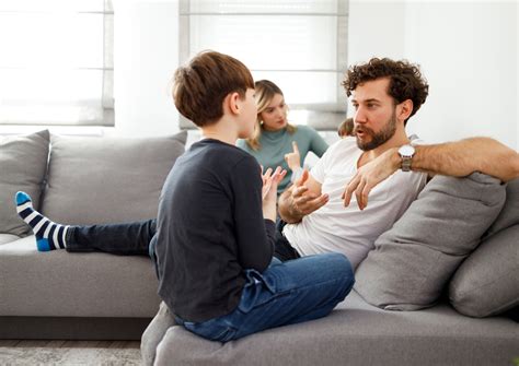 aukletė kalbasi su vaikais