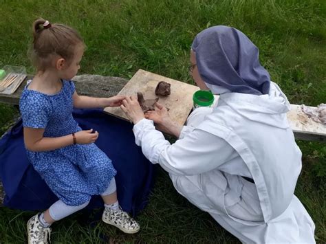 vaikai užsiima keramika