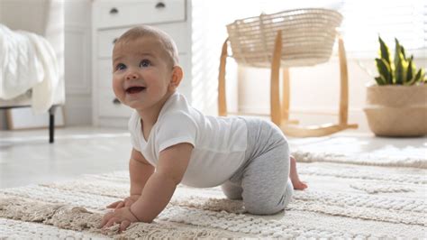 Kūdikis ropoja link žaislo