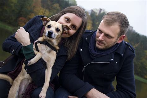 šeima glaudžia šunį