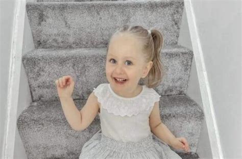 Mergaitė guli ant sofos, aplinkui daiktų krūvos