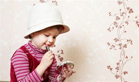 Berniukas su didinamuku tyrinėja utėles