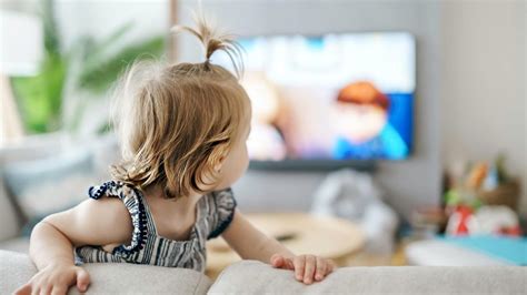 vaikas žiūri animacinį filmuką